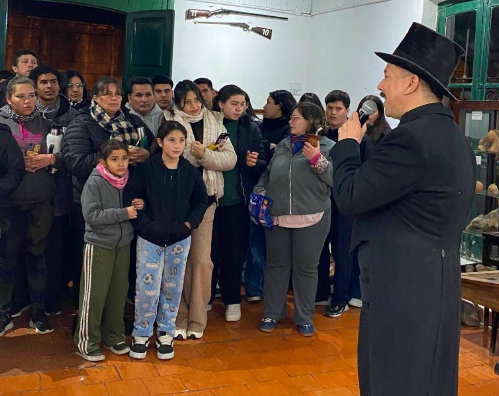 Estudiantes recrearon escenas históricas en una nueva "Noche en el Museo"